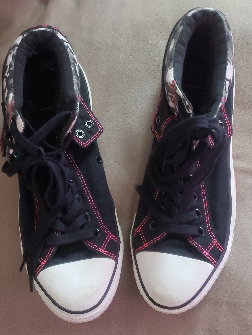 Converse Classic High-Top Women’s Sneakers in Black with Pink Stitching Sz 10